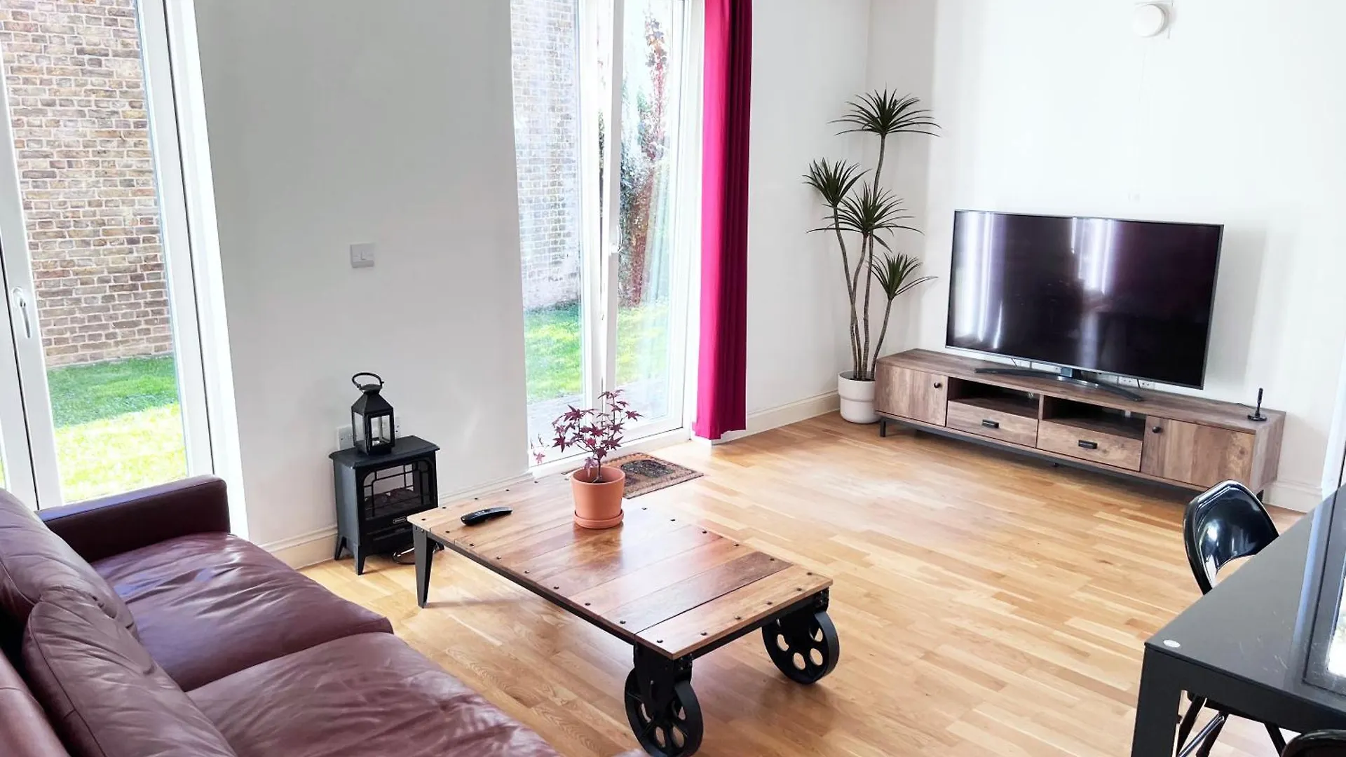 London Apartment 3 Bedrooms Zone 2 contacts